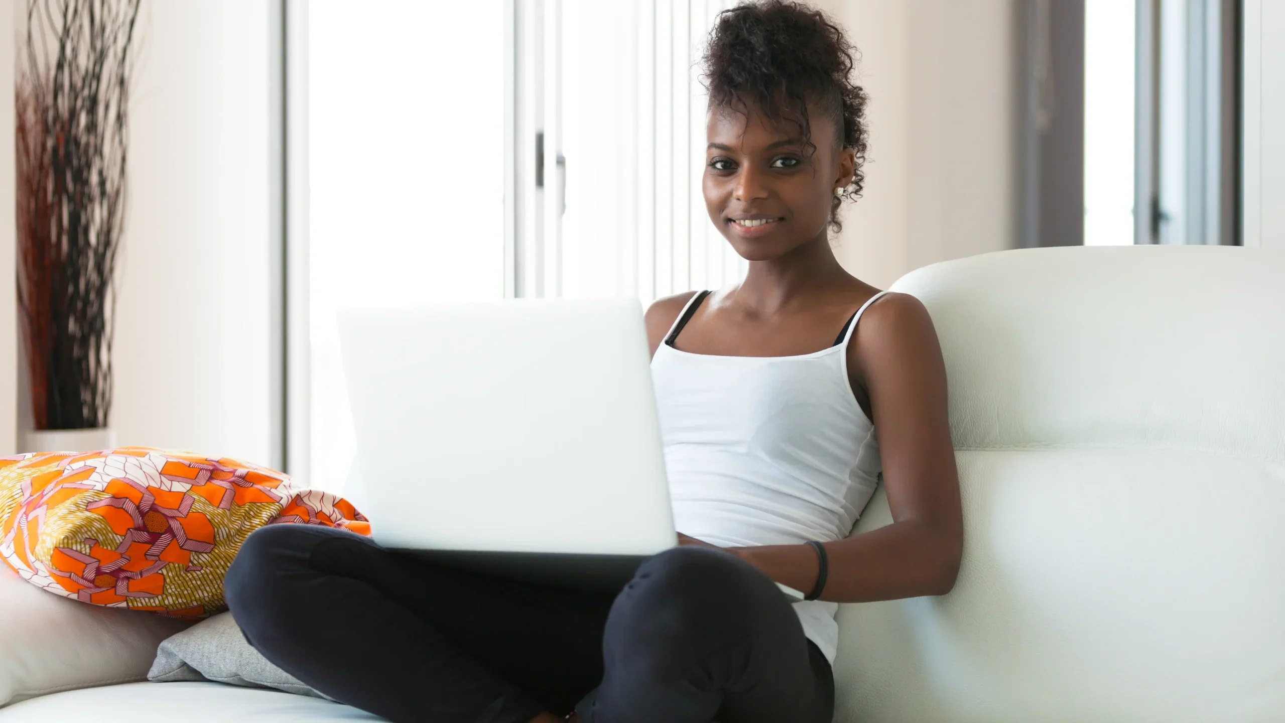 Fille africaine tenant un PC